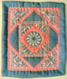 Miniatuur Quilt Medaillon Rood met blauw wit 